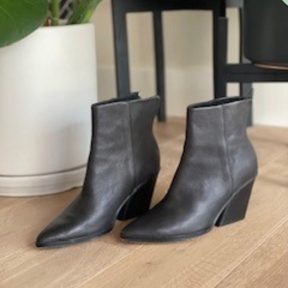 DOLCE VITA Issa Booties